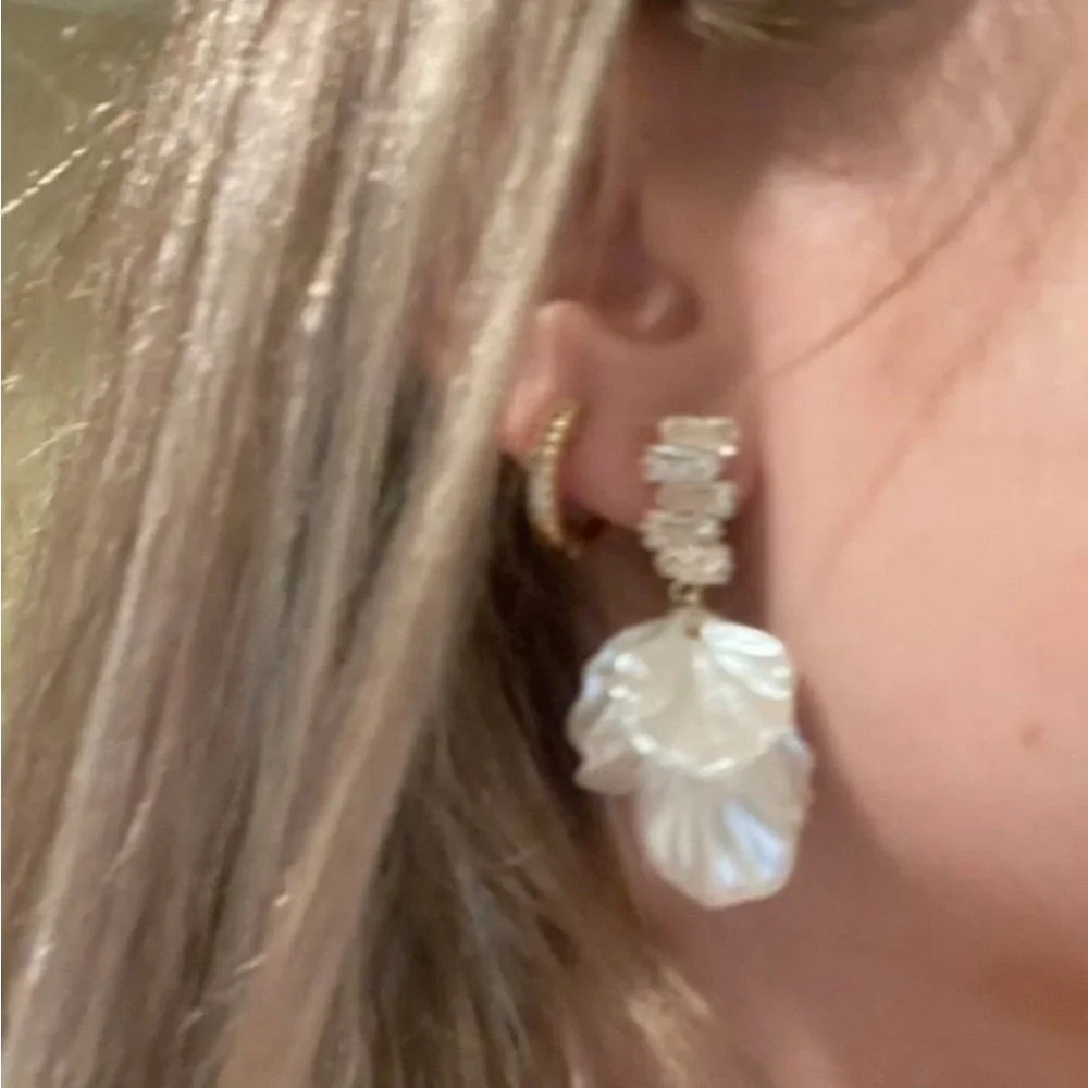 BRAND NEW🤍 French Vintage Style Pearl Rhinestone Earrings with Flower Pendant - Picture 4 of 6